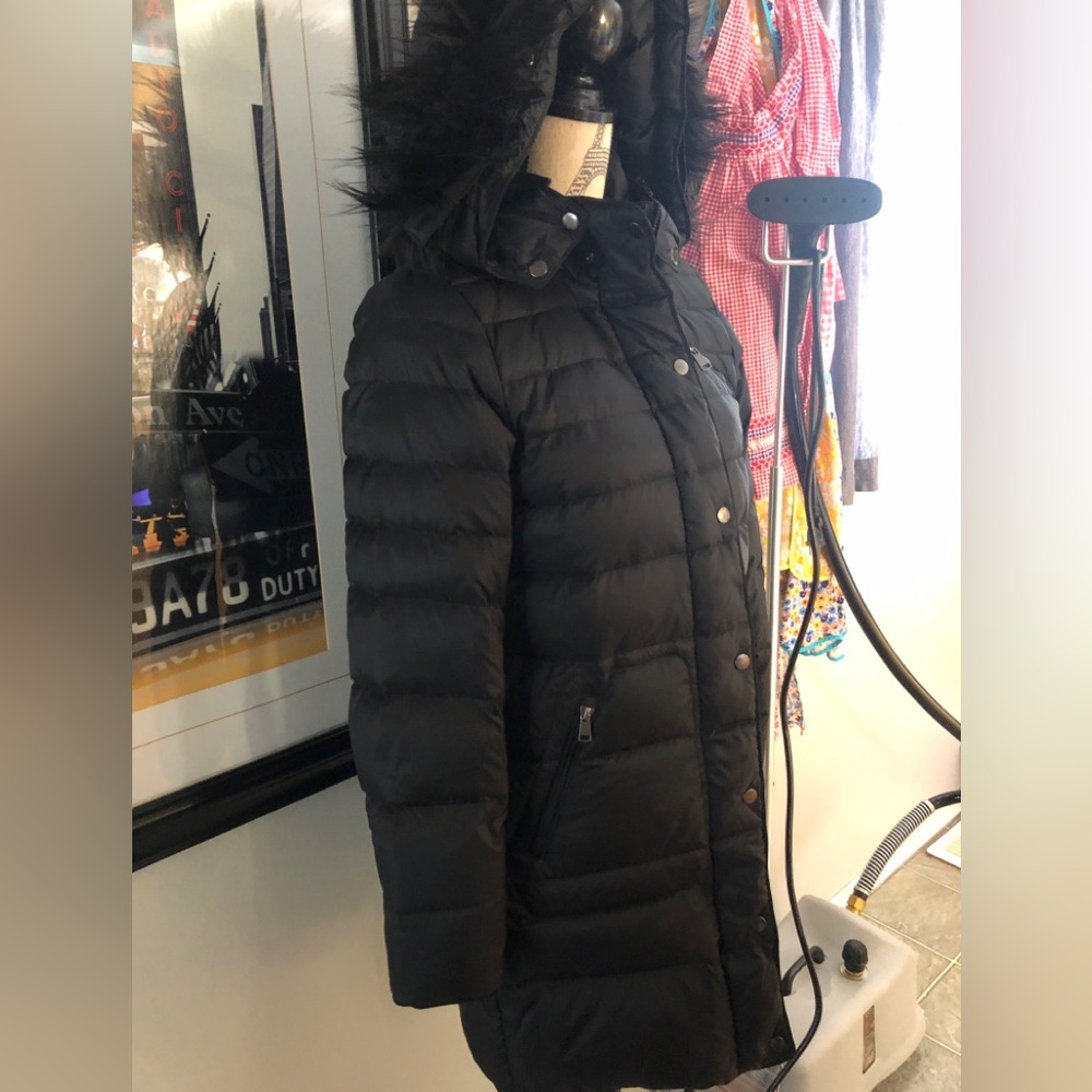 Black Women's Quilted Long Puffer Coat with Faux Fur Hood
Brand: Vero Moda - Picture 7 of 10